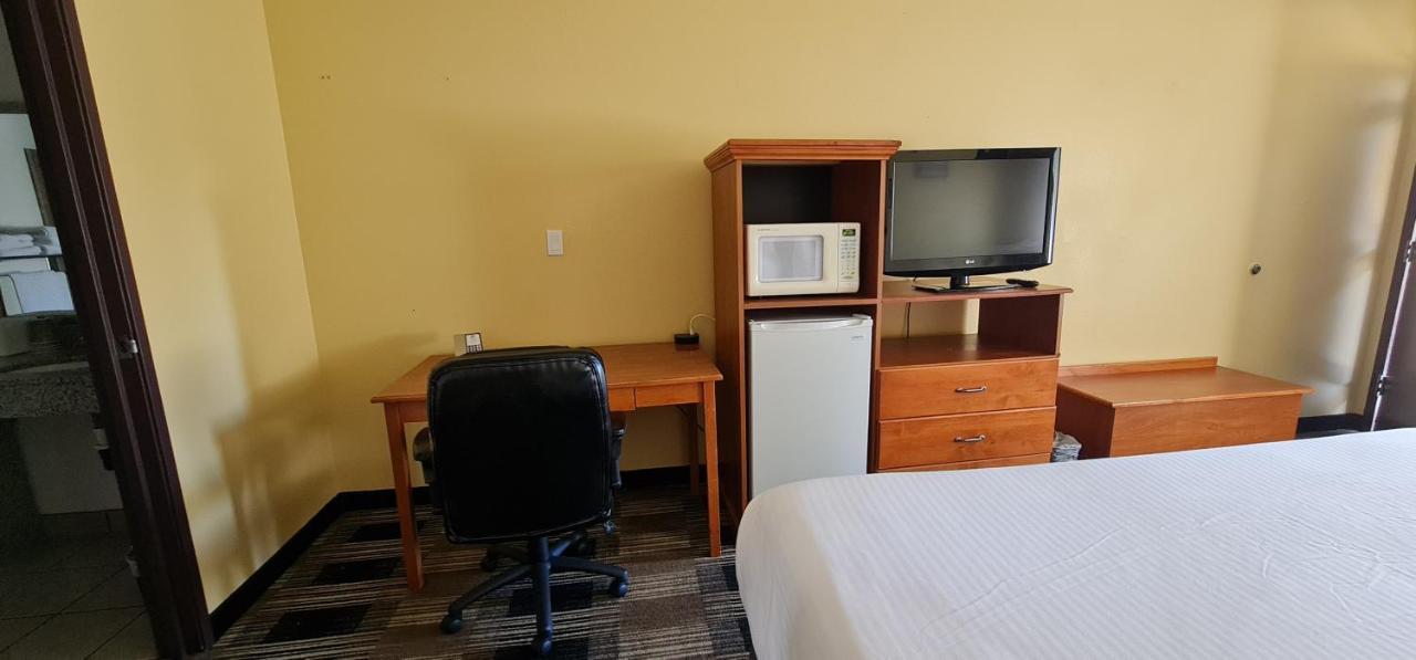 Oakridge Inn & Suites Екстер'єр фото