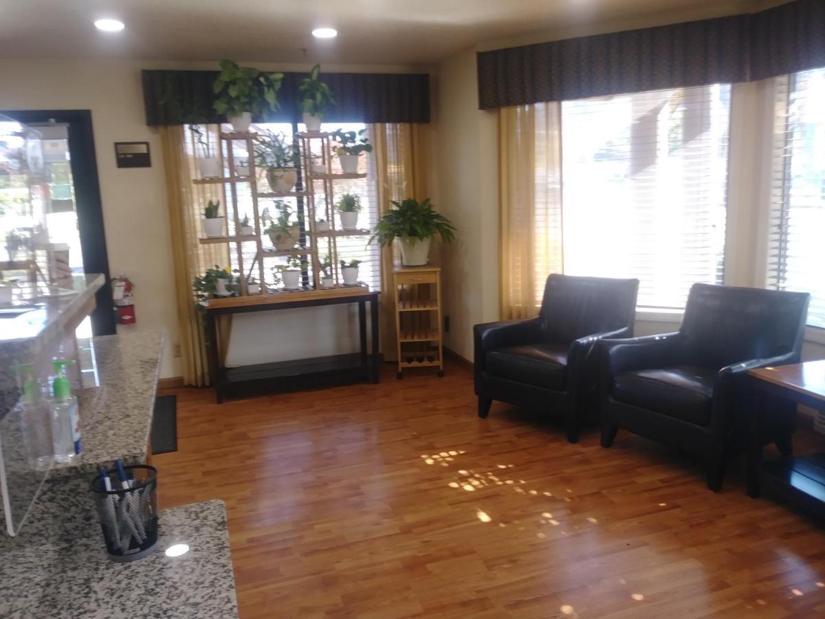 Oakridge Inn & Suites Екстер'єр фото