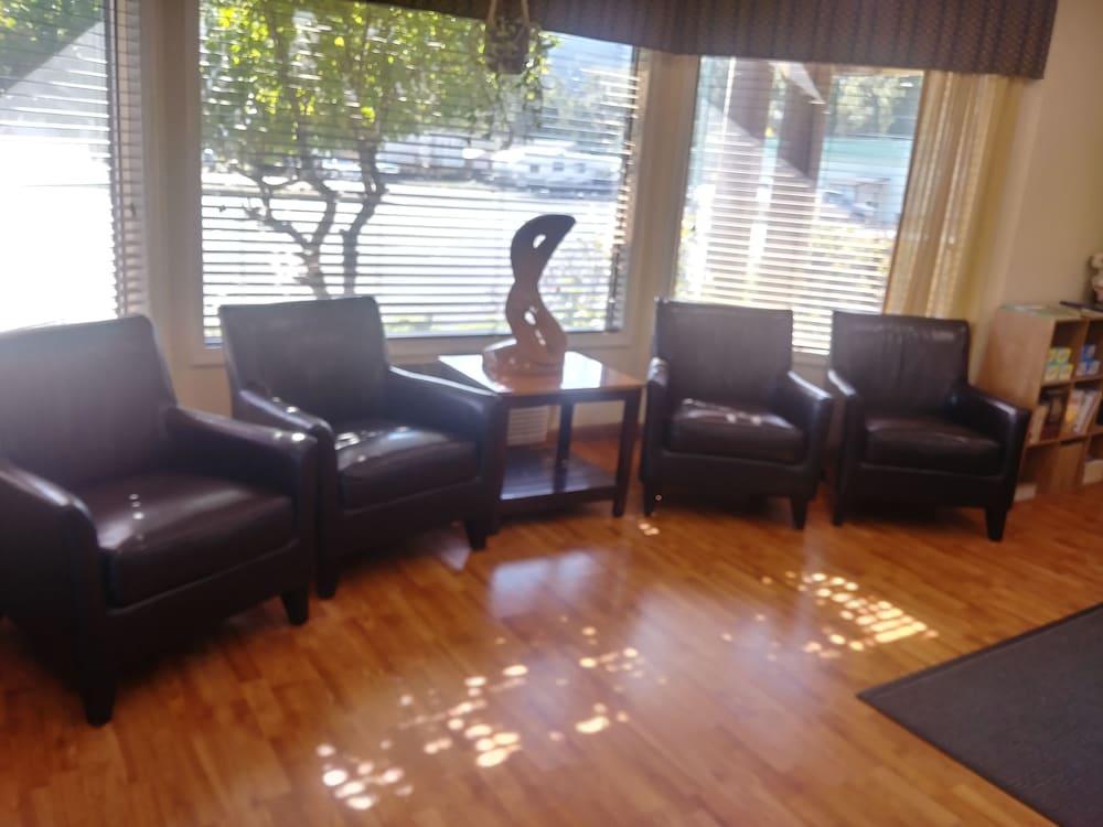 Oakridge Inn & Suites Екстер'єр фото