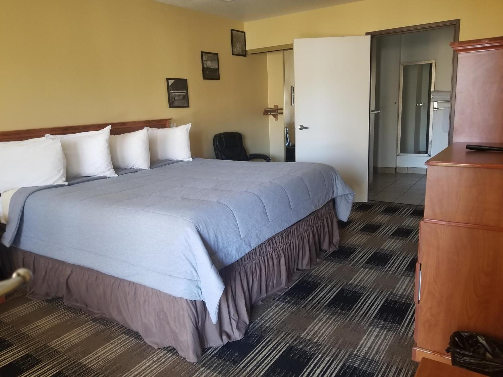Oakridge Inn & Suites Екстер'єр фото