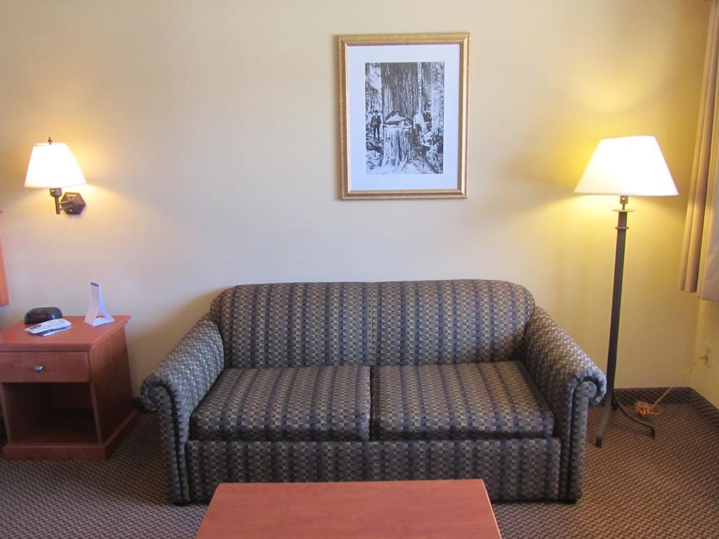 Oakridge Inn & Suites Екстер'єр фото