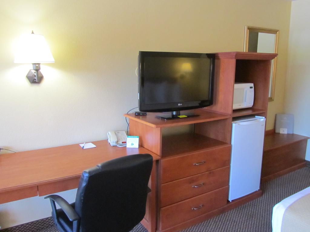 Oakridge Inn & Suites Екстер'єр фото