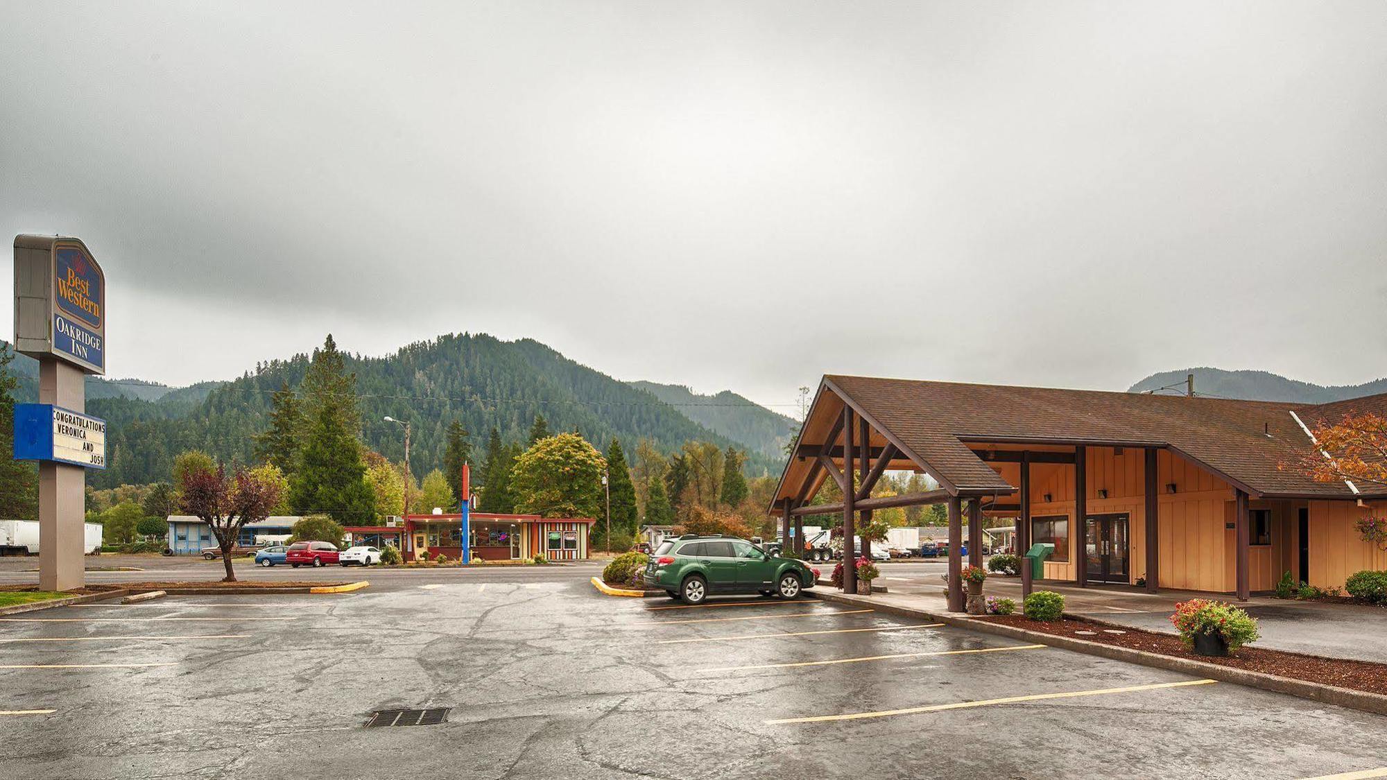 Oakridge Inn & Suites Екстер'єр фото