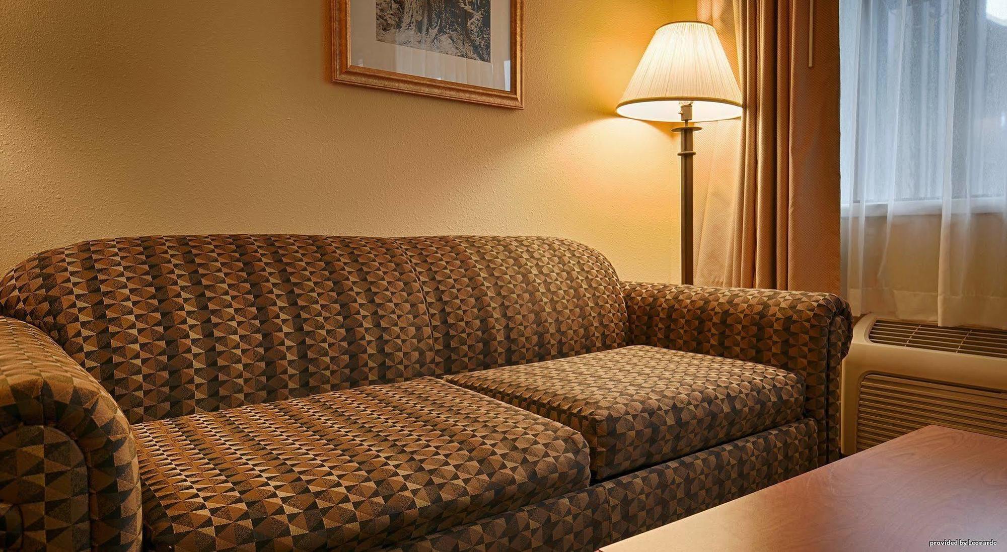 Oakridge Inn & Suites Екстер'єр фото
