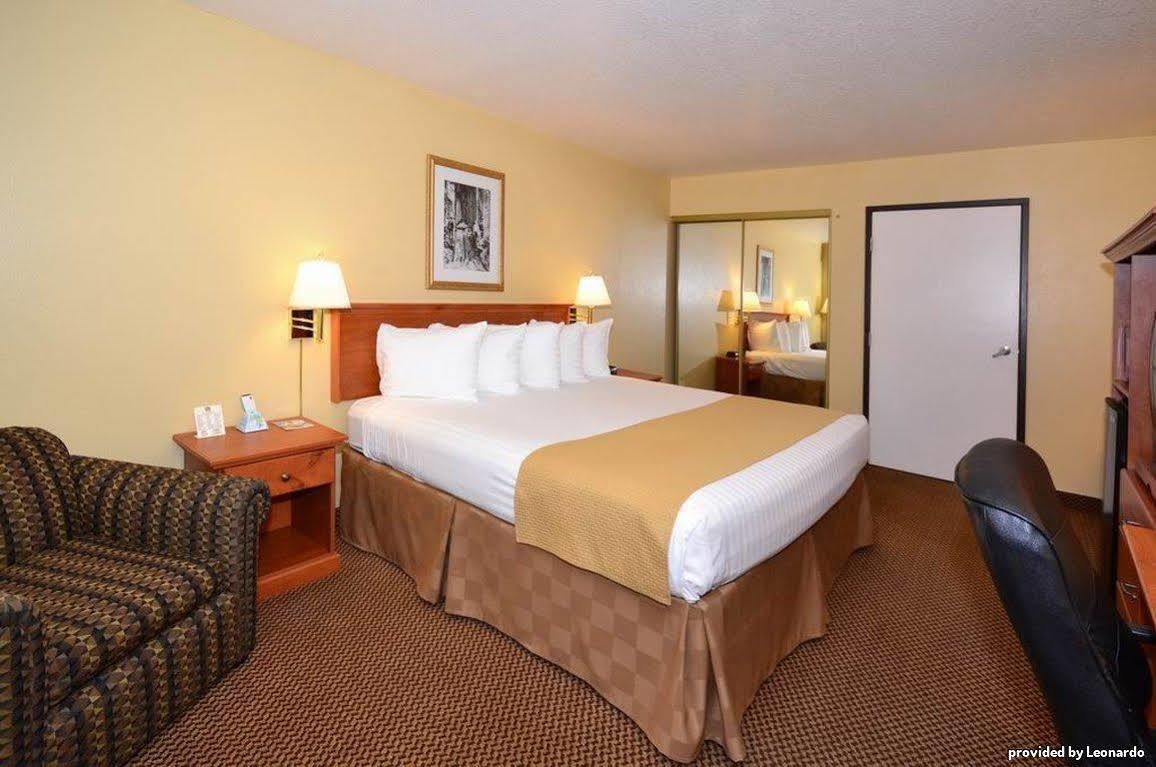 Oakridge Inn & Suites Номер фото