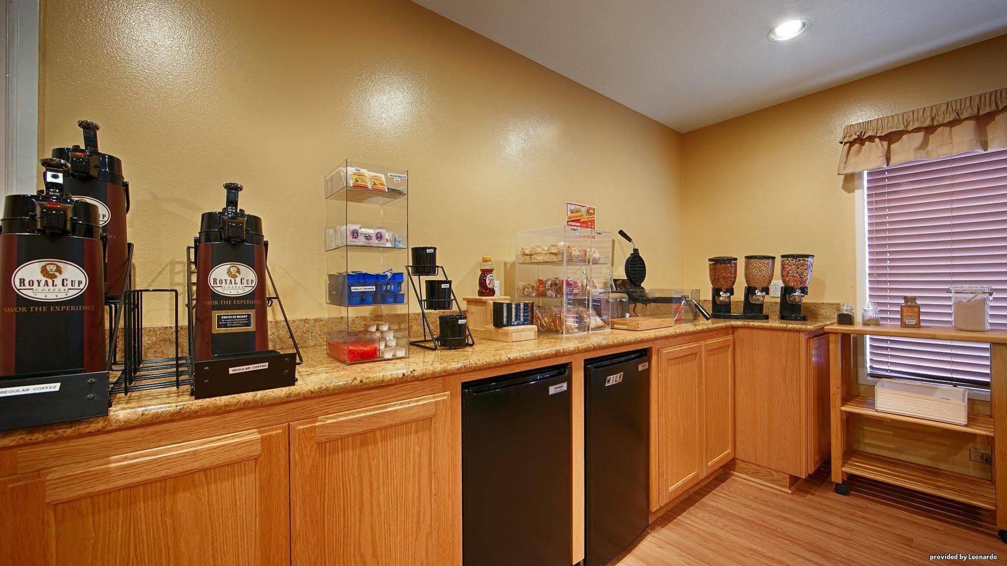 Oakridge Inn & Suites Екстер'єр фото