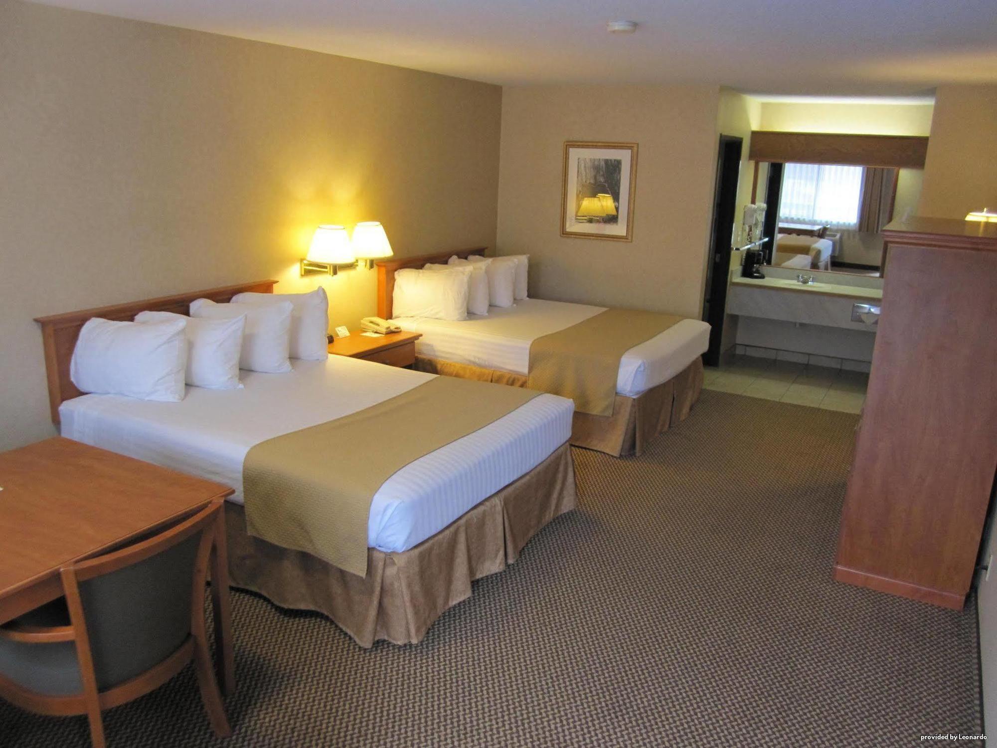 Oakridge Inn & Suites Екстер'єр фото