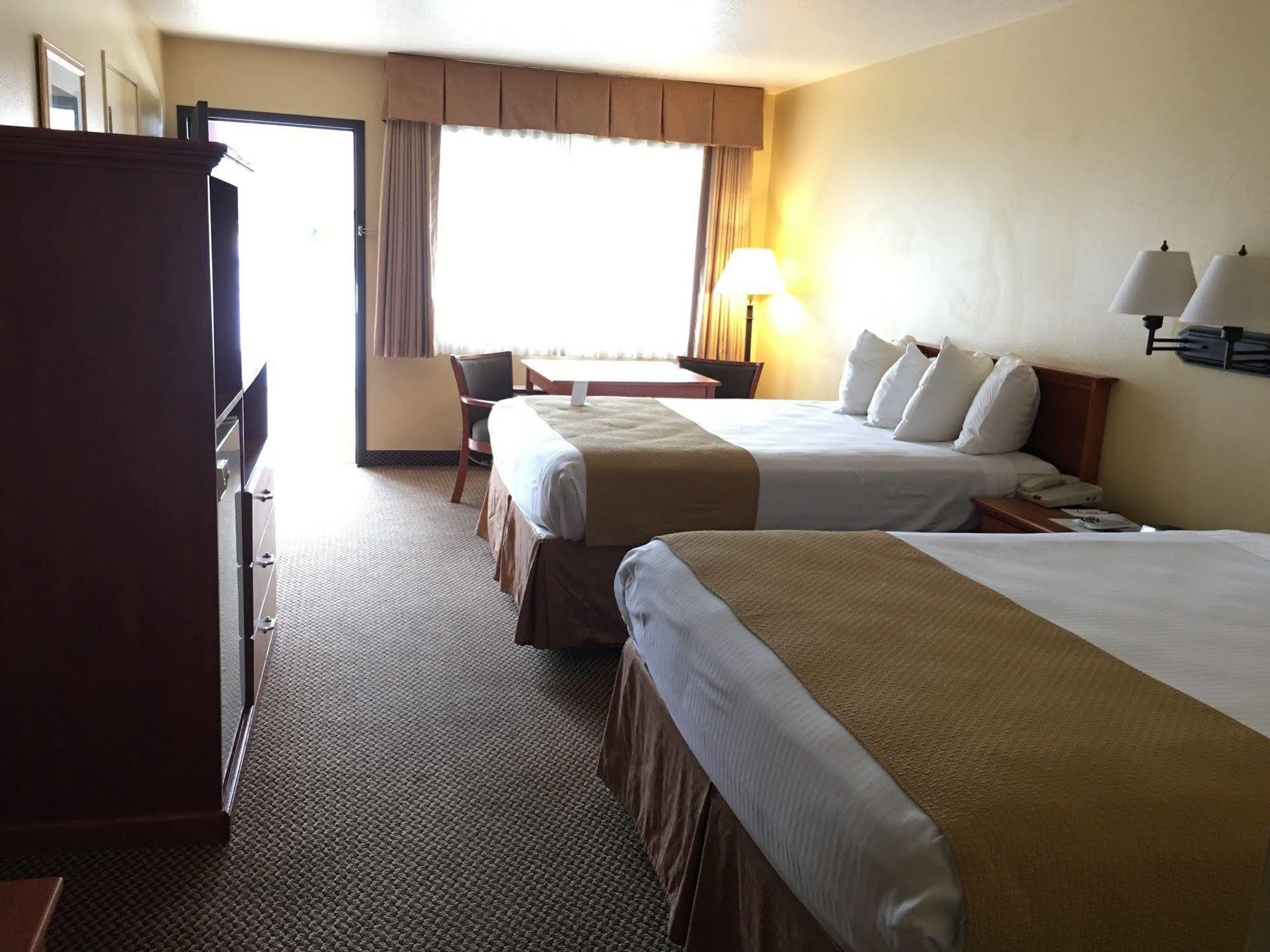 Oakridge Inn & Suites Екстер'єр фото