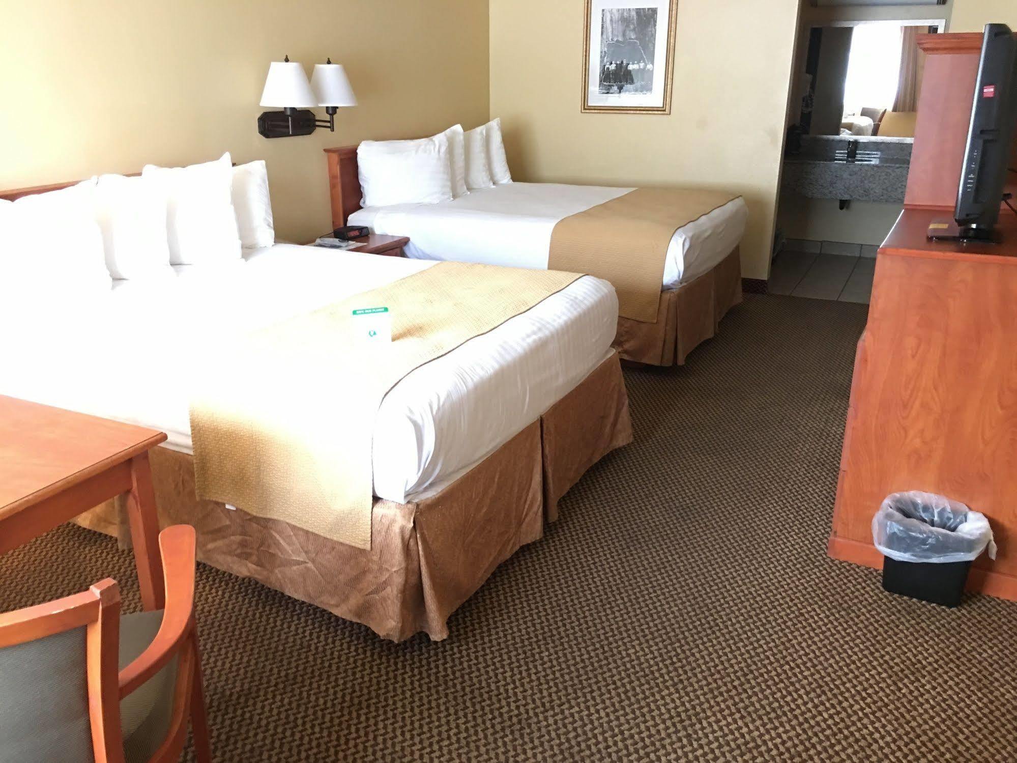 Oakridge Inn & Suites Екстер'єр фото