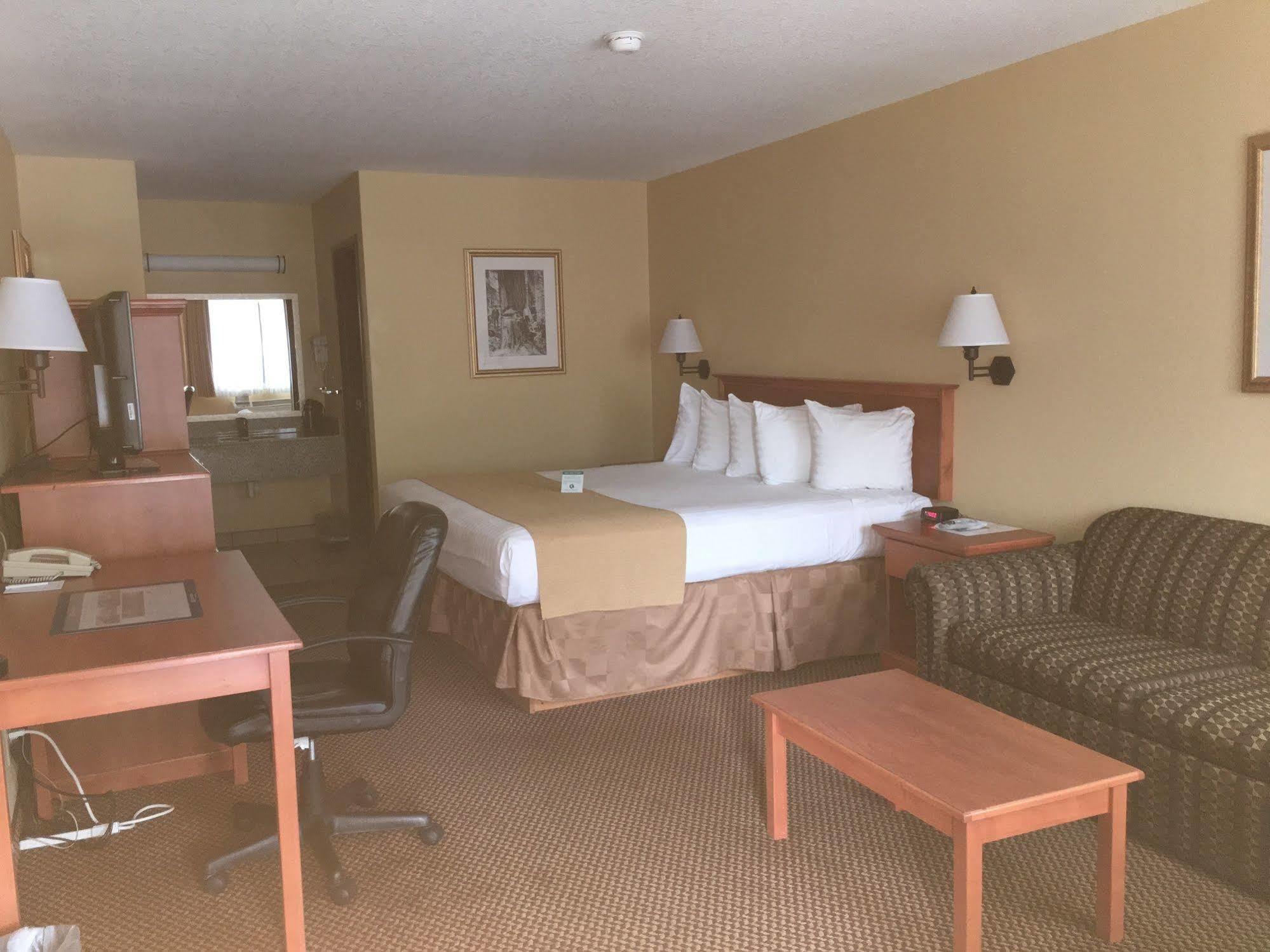 Oakridge Inn & Suites Екстер'єр фото